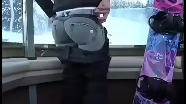 大Snowboarding girlfriend strips in the lift暖管