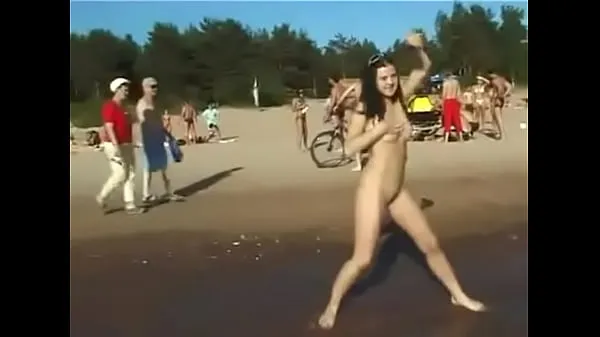 Gros Fille nue danse à la plage tube chaud