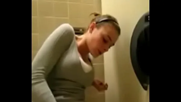 Grote Quickly cum in the toilet warme buis
