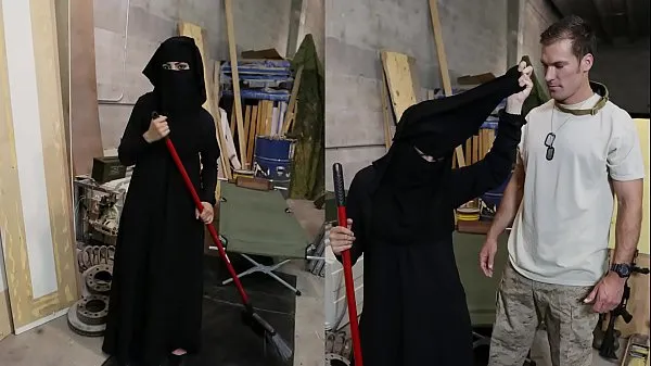 TOUR OF BOOTY - Muslim Woman Sweeping Floor Gets Noticed By Horny American Soldier Tiub hangat besar