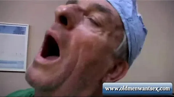 Stort Old man Doctor fucks patient varmt rör