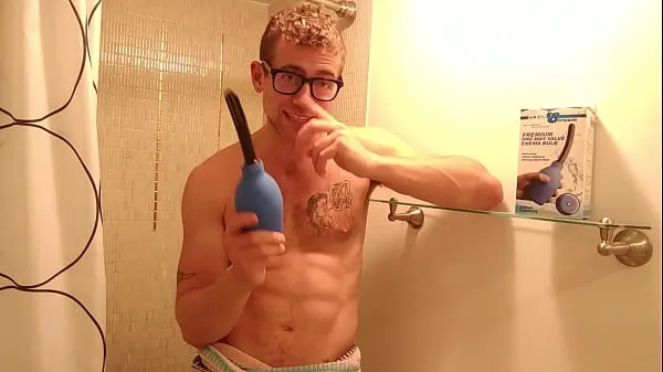 Anal Douching using Gay Anal Cleaning Spray أنبوب دافئ كبير