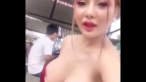 Stort Hot girl shows boobs varmt rör