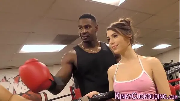 Ống ấm áp Domina cuckolds in boxing gym for cum lớn