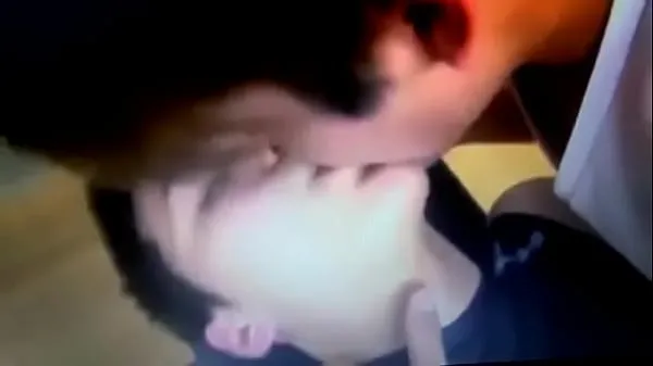GAY TEENS sucking tongues أنبوب دافئ كبير