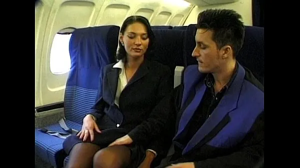 Stort Brunette beauty wearing stewardess uniform gets fucked on a plane varmt rør