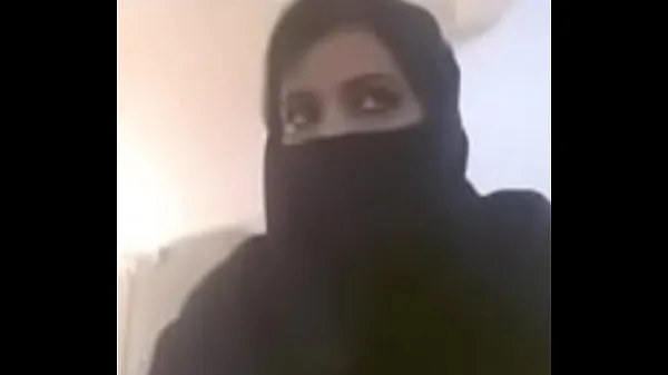 Grande Muçulmana gostosa expõe seus seios em videochamada tubo quente