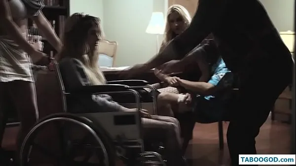 Grote the girl in a wheelchair warme buis