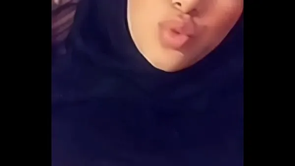 Muslim Girl With Big Boobs Takes Sexy Selfie Video Tabung hangat yang besar