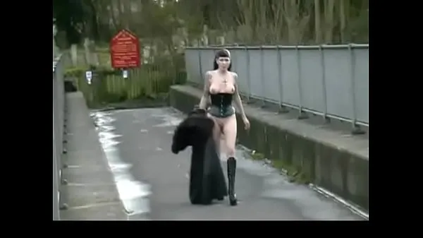 Stort Goth Babe in Furry Coat Pisses Outdoors 2 varmt rør