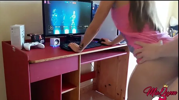 Ống ấm áp Amateur Gamer Girl fucked while plays Star Wars BF2 - Amateur Sex lớn