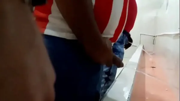 大きなMen urinating in bathroom of Estadero de Barranquilla Colombia温かいチューブ