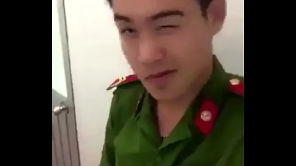 Grote Police Vietnam solo in toilet warme buis