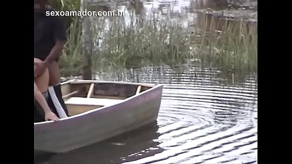 Stort Hidden man records video of unfaithful wife moaning and having sex with gardener by canoe on the lake varmt rør