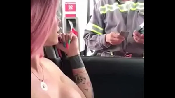 Grande TRANSEX WENT TO FUEL THE CAR AND SHOWED HIS BREASTS TO THE CAIXINHA FRONTMAN tubo quente