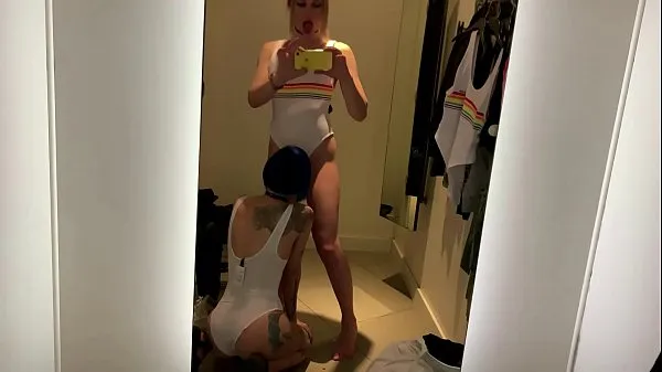 Grote sucked off a translady in a dress room warme buis