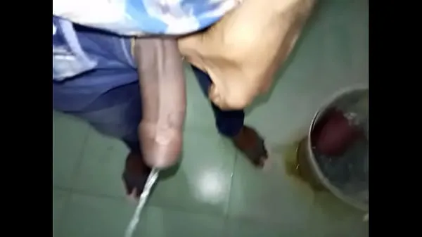 Stort Hot big cock indian guy pissing in bathroom varmt rör