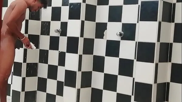 Stort Black cock in the shower varmt rør