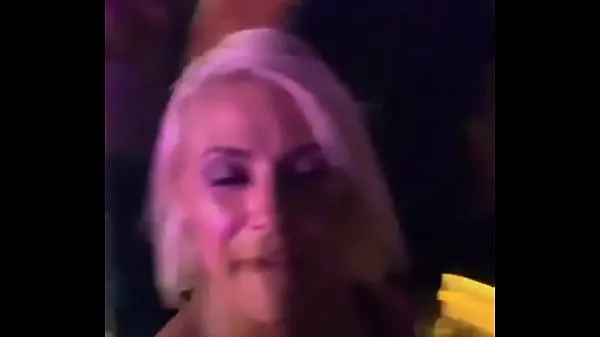 Stort Laura narges sexy dance and boobs varmt rør