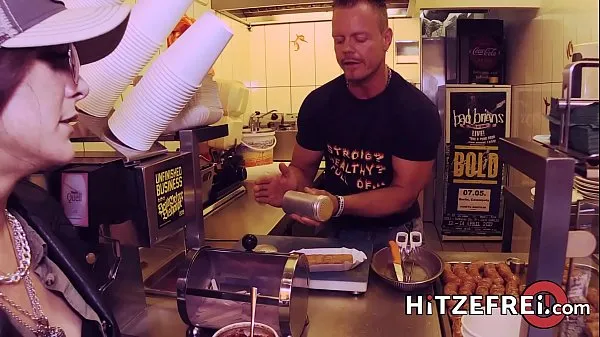 Veľká HITZEFREI Lullu Gun gets herself a real German sausage teplá trubica