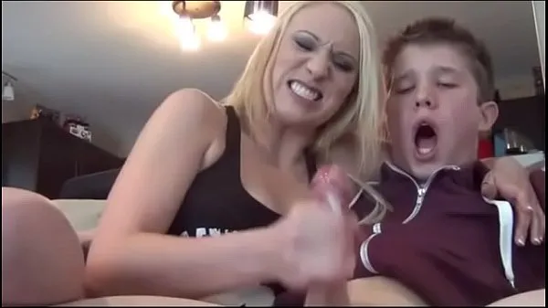 Lucky being jacked off by hot blondes أنبوب دافئ كبير