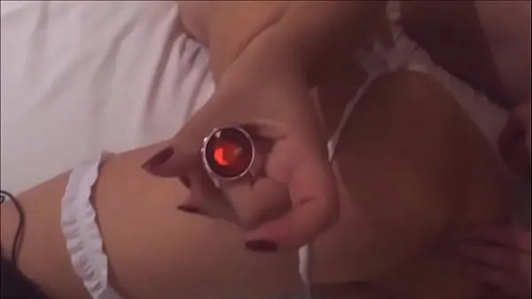 Grote My young wife asked for a plug in her ass not to feel too much pain while her black friend fucks her - real amateur - complete in red warme buis