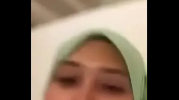 Green tudung malay blowjob with sex in hotel Tabung hangat yang besar