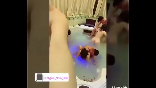 Vietnam bath together Tiub hangat besar