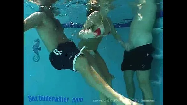 Grande Sandy Knight Underwater Threesome tubo quente
