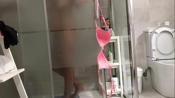Duża sister in law spied in the shower ciepła tuba