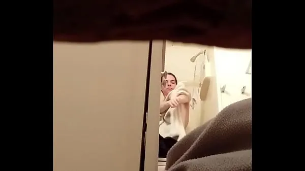 Spying on sister in shower أنبوب دافئ كبير