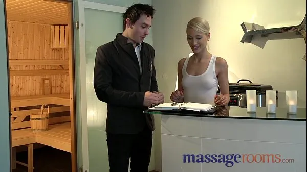 Stort Massage Rooms Uma rims guy before squirting and pleasuring another varmt rør