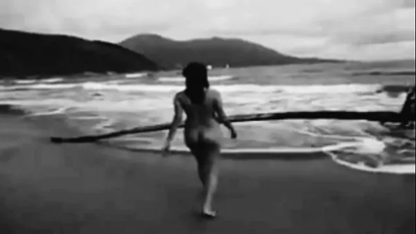 Stort naked wife on the beach varmt rör