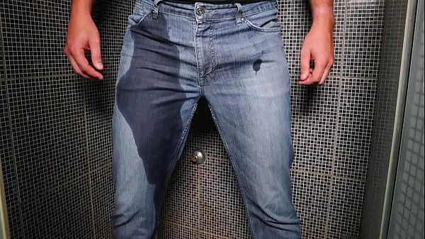 Μεγάλος Guy pee inside his jeans and cumshot on end θερμός σωλήνας