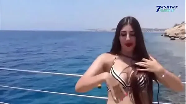 Stort An Egyptian woman dances with Maya Khalifa and they have sex with each other varmt rør