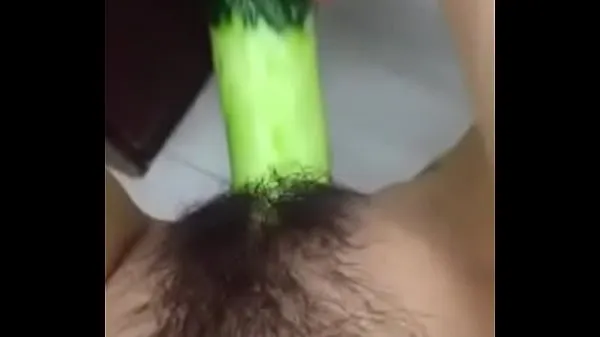 Stort Teen Girl Gets a Cucumber in Her Pussy varmt rør