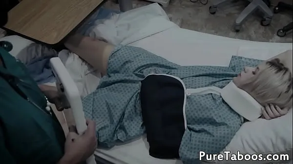 Suuri Teen patient made to take doctors cock lämmin putki