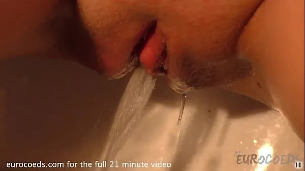20yo maria using a dildo to tiny orgasm and peeing أنبوب دافئ كبير