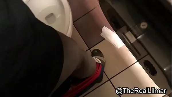 Velká lilmar tries to fuck in bathroom stall but the stupid toilet keeps flushing teplá trubice