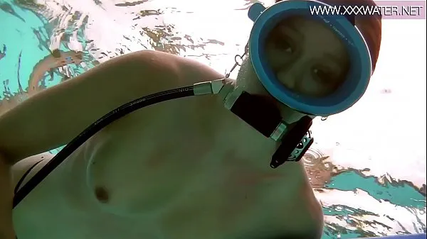 Velika Minnie Manga blows dildo underwater topla cev