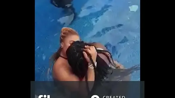 Stort Lekki Big Girl Gets Her Pussy Sucked In A Beach house Party varmt rør