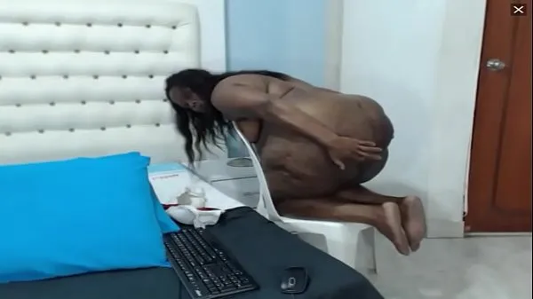 Suuri Slutty Colombian webcam hoe munches on her own panties during pee show lämmin putki