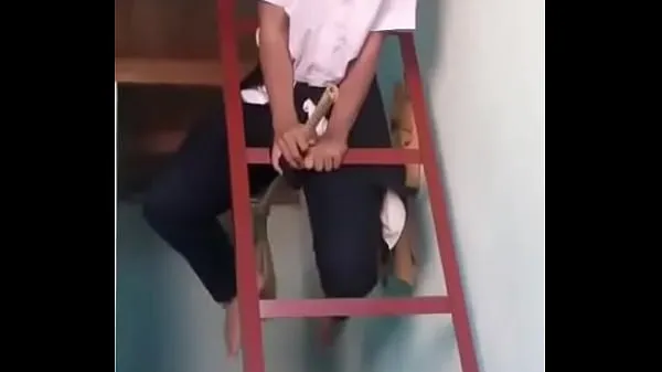 بڑی The young man climbed the ladder to dance and broke his broom in Lam Dong گرم ٹیوب