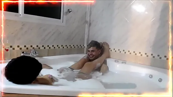 Stort We finished recording and we continue filming the backstage of the rest in the jacuzzi, look how they wait to continue filming varmt rør