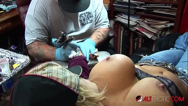 Shyla Stylez gets tattooed while playing with her tits Tiub hangat besar