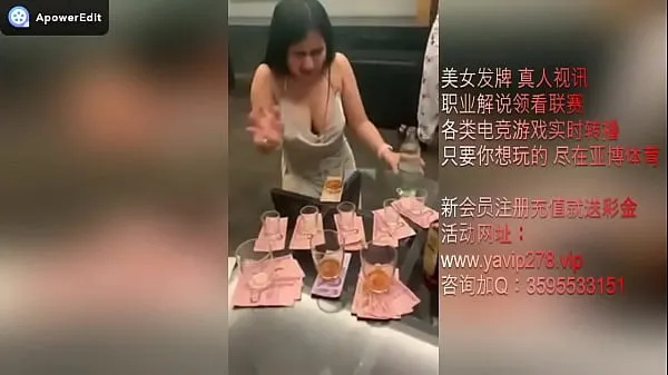 Stort Thai accompaniment girl fills wine with money and sells breasts varmt rør