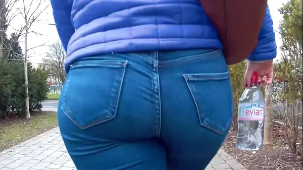 Grote Candid big ass blonde in tight jeans warme buis