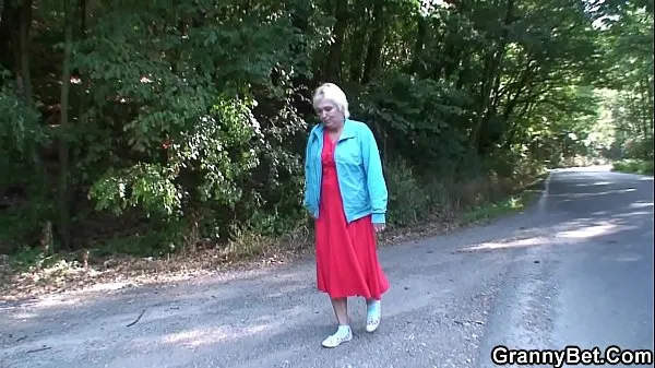 Μεγάλος Hitchhiking blonde granny picked up and doggy-fucked roadside θερμός σωλήνας