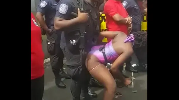 Stort Popozuda Negra Sarrando at Police in Street Event varmt rör