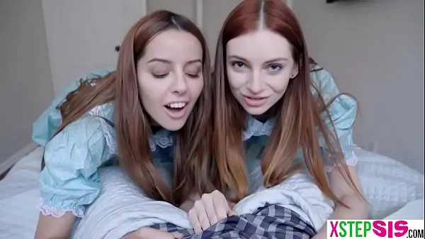 Stort Creepy teen stepsisters share his cock in a threesome varmt rör